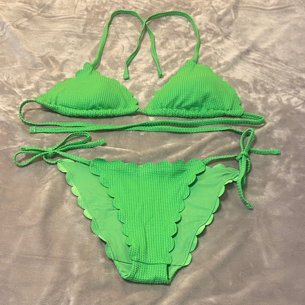 New without Tag - Aerie Scalloped Edge Green Bikini Set XL top, Med bottom.